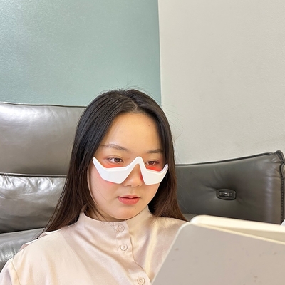 เครื่องนวดดวงตา 3 มิติสั่น LED แสงแดงบําบัดสําหรับการกําจัดกระเป๋าตาและวงมุมดํา