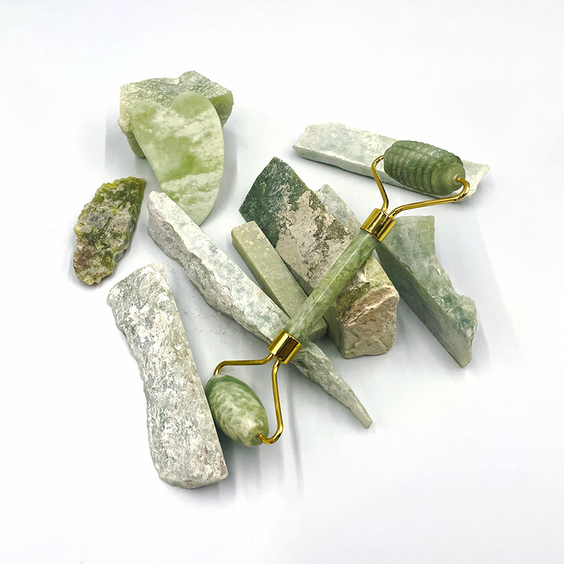 100% ของธรรมชาติ Xiuyan Stone Jade Roller Gua Sha Set สําหรับการยกหน้าและผิวหนังกระชับ